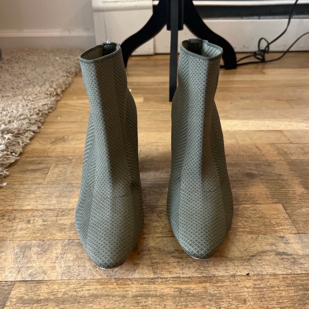 Booties, size 8, like new
